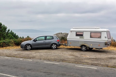Car with lifting roof caravan