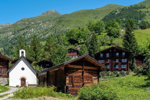 Eggen hamlet with the Mother of God Chapel and the Risihorn and Chummelti mountains in the background
