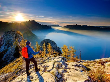 Mountaineers on the large Schoberstein in the evening light with a view of Attersee and Mondsee