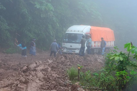 Truck stuck in mud on Ruta 3 in fog