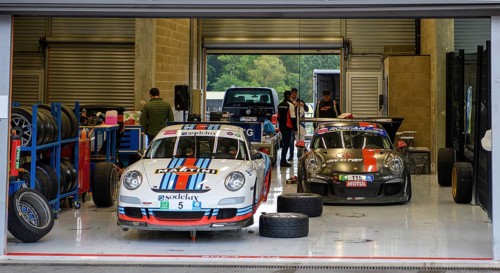 Porsche 911 GT3 changing to rain tyres on trackday in pit of Circuit de Spa-Francorchamps