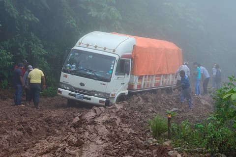 Truck stuck in mud on Ruta 3 in fog