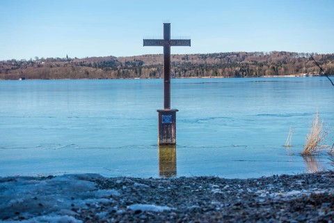 Winter memorial cross