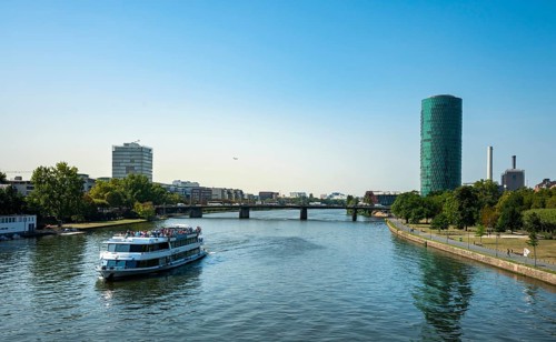 The Main with the Westhafenturm in the Gutleutviertel