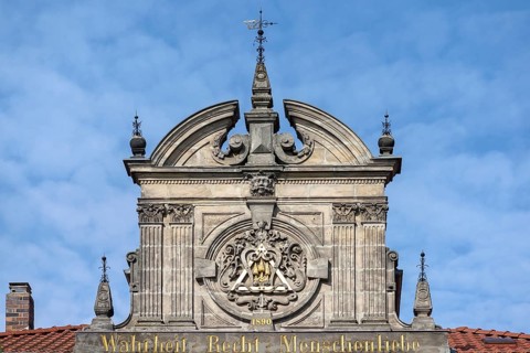 Symbol and saying on a lodge house of the Freemasons from 1890