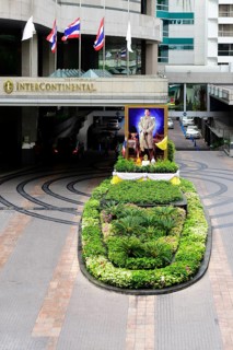 Picture Thailand's King Maha Vajiralongkorn in front of the Intercontinental Hotel