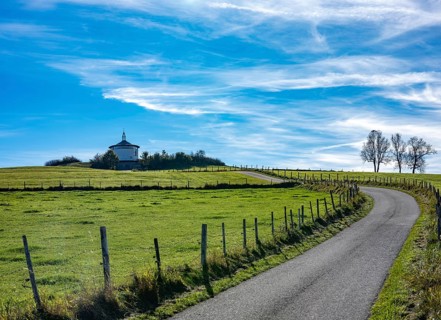 Access road to the Ecumenical Gallus Chapel near Leutkirch-Tautenhofen