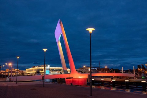 New movable pedestrian bridge over the Admiral Basin