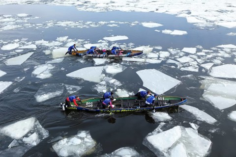 Canoe race on ice