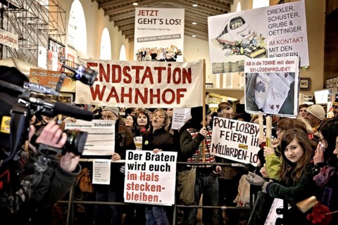Start of construction for the Stuttgart 21 railway project: buffer stop 049 is symbolically lifted off the track while opponents of the railway project demonstrate at Stuttgart Central Station. Misman...