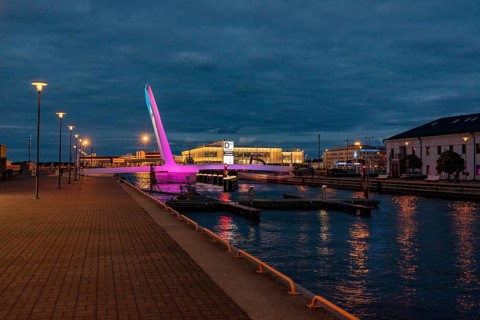 New movable pedestrian bridge over the Admiral Basin