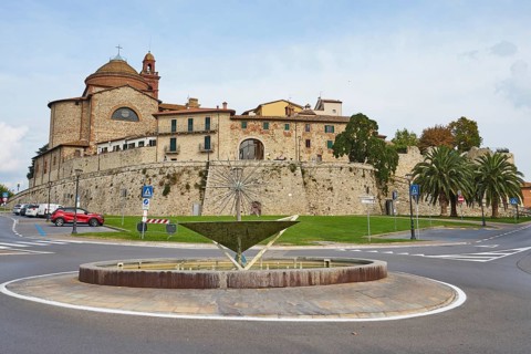 Fountain in front of the fortified town of Castiglione del Lago