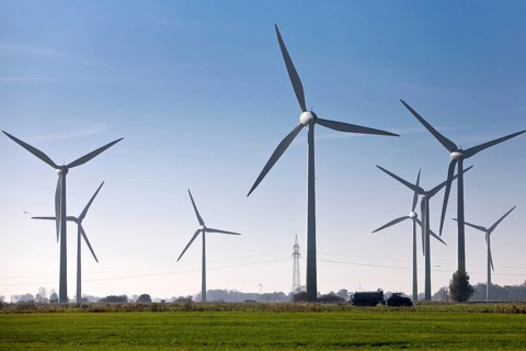 Wind turbines in Marschlandschaft