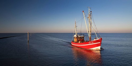 Shrimp cutter in front of the harbour entrance to Neuharlingersiel