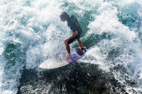 Surfer under the Untere Schleuse bridge surfing on the Aare