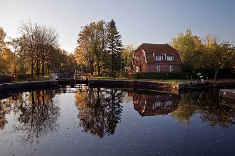 Central chamber of the Kesselschleuse with the lock servant's house in autumn