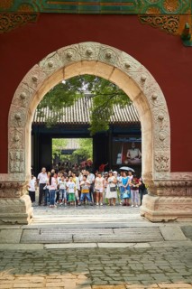 Tourists and school classes at the Confucius Temple