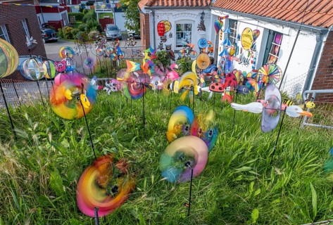Wind chimes in front of a shop for stunt kites and more at the harbour of Greetsiel