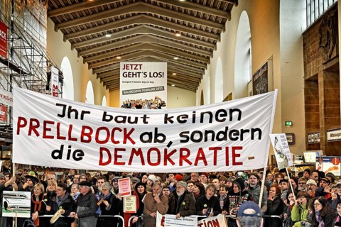 Start of construction for the Stuttgart 21 railway project: buffer stop 049 is symbolically lifted off the track while opponents of the railway project demonstrate at Stuttgart Central Station. Misman...