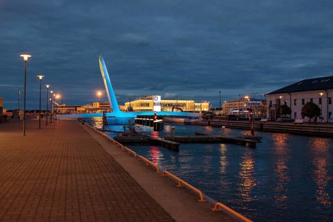New movable pedestrian bridge over the Admiral Basin