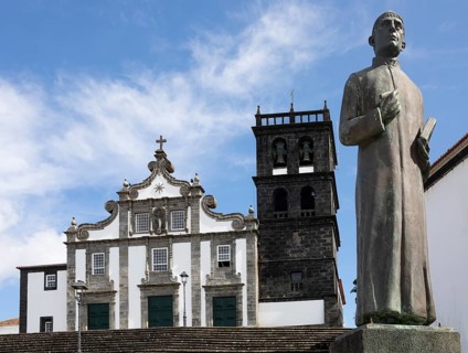 Monument to Dr Gaspar Fructuoso with the Church of Nossa Senhora da Estrela