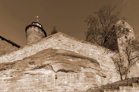 Kaiserburg with the Sinwell Tower on the left and the Walburgis Chapel on the right