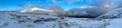 Hiking trail to Brosmetinden after first snowfall in autumn