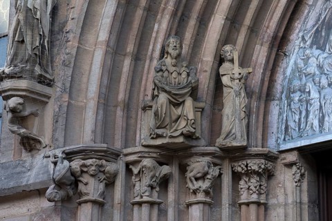 Figures on the portal of the Last Judgement around 1310