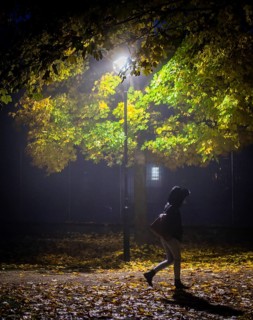 A woman walks through a lonely park in Markt Swabia
