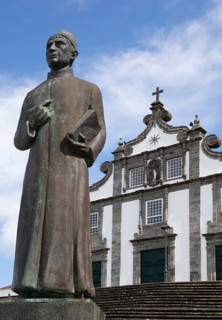 Monument to Dr Gaspar Fructuoso with the Church of Nossa Senhora da Estrela