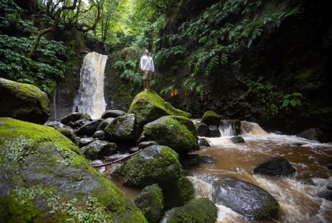 Hiker standing by the Salto do Prego waterfall