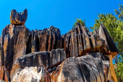 Granite rock landscapes at the side of Baie Laraie beach
