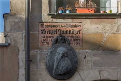 Information board and a relief on the house of the Nuremberg goldsmith Wenzel Jamnitzer 1585-1508