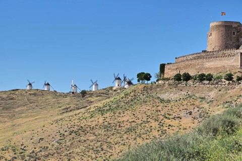 Castillo de la Muela with windmills of Consuegra