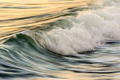 Wave in winter light at Flakstad beach