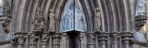 Figures on the left and right of the Universal Judgment portal c. 1310
