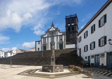 Monument to Dr Gaspar Fructuoso with the Church of Nossa Senhora da Estrela