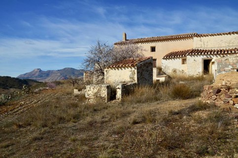 Abandoned finca with view to the mountain La Muela