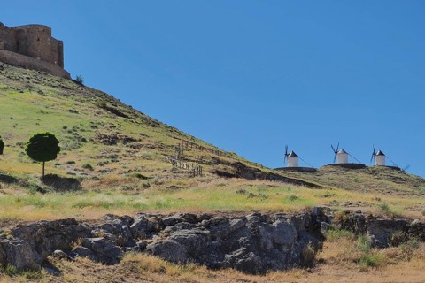 Castillo de la Muela with windmills of Consuegra
