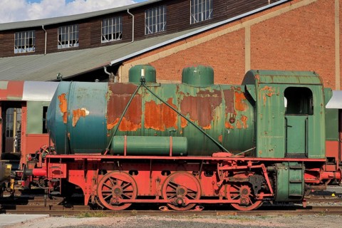 Green diesel locomotive at Hanau-Grossauheim station