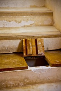 Hatch for draining hot oil on attackers