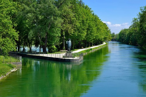 Raft Monument on the Isar Canal