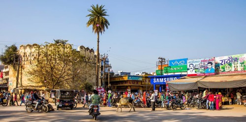 Colourful markets and craftsmen in the old town of Bundi