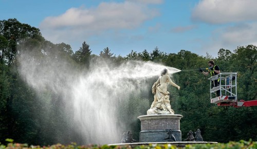 Cleaning with a steam water jet at the Fortuna Fountain of the New Herrenchiemsee Castle