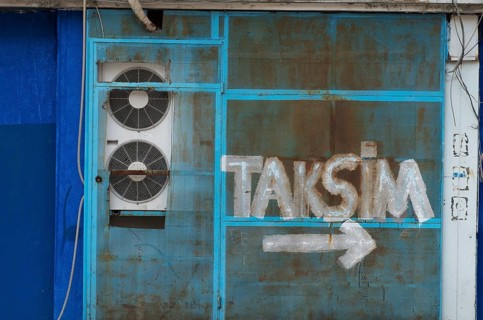 Painted directional arrow to Taksim Square