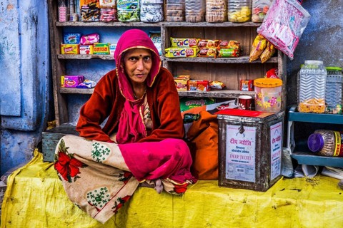 Colourful markets and craftsmen in the old town of Bundi