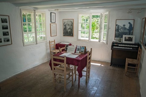 Disc table in the museum at the East-West Peace Church