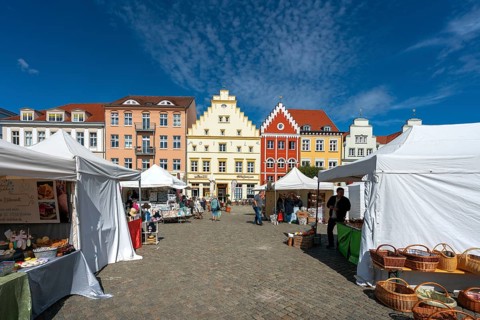 Market with arts and crafts articles