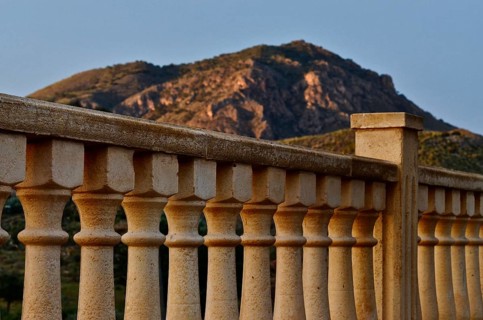 Parapet with columns