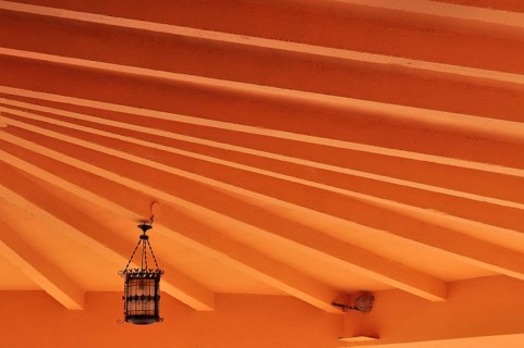 Radiant ceiling with Moroccan lamp and swallow's nest